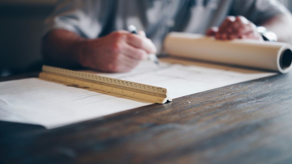 un architecte dessine un plan