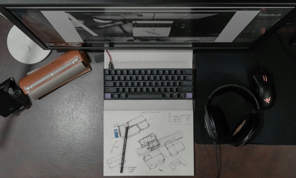 un bureau minimaliste avec un croquis dessiné à la main de mobiliers de bureau