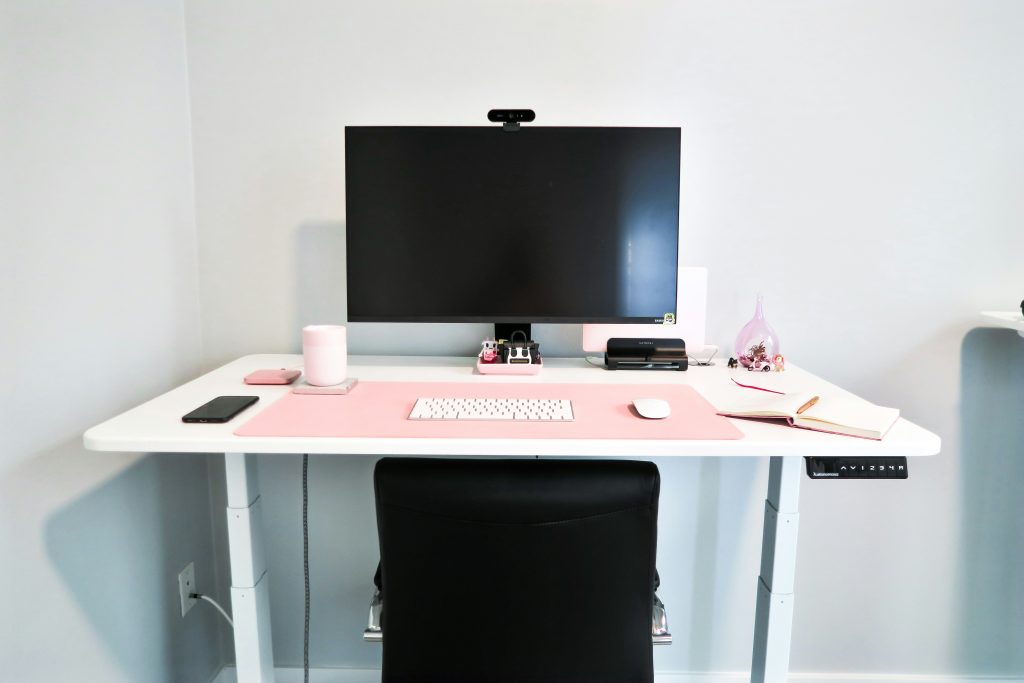 setup-minimalist-white-pink