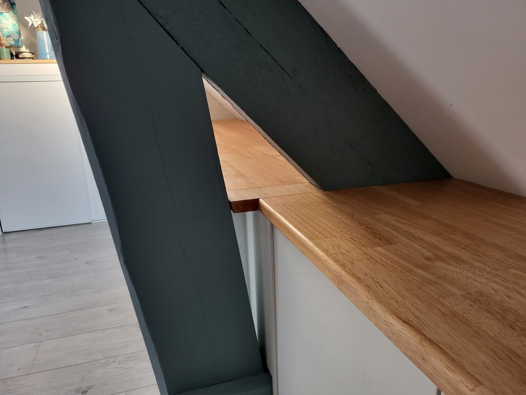 rangement-sous-pente-plateau-bois